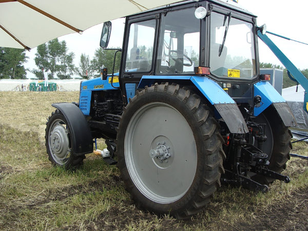 MTZ-1221-uzkaya-rezina