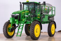 В России появился новый самоходный разбрасыватель удобрений John Deere M4040DN